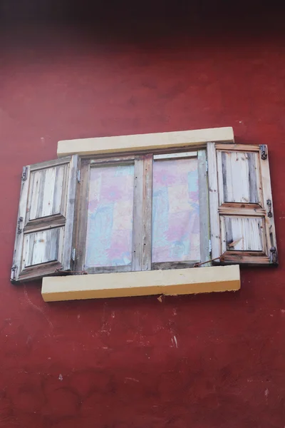 Edificio vintage con ventanas — Foto de Stock