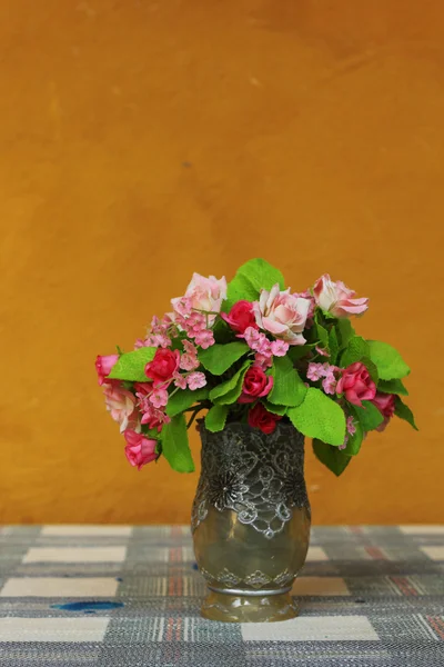 Kunststoffblumen - Rosen. — Stockfoto