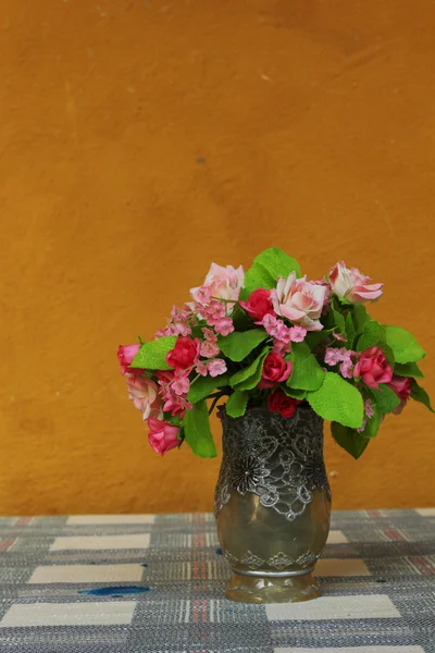 Kunststoffblumen - Rosen. — Stockfoto