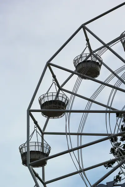 Ferris wiel tegen een blauwe lucht — Stockfoto