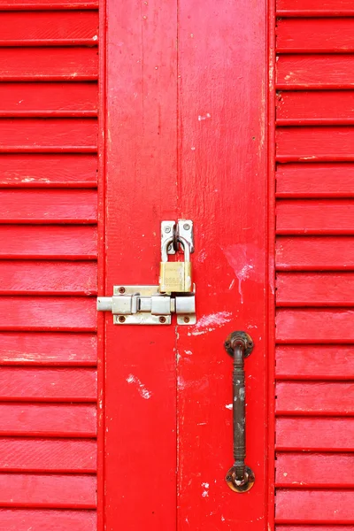 Porta vermelha com fechadura com chave . — Fotografia de Stock