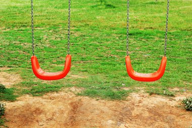 Sallanır oyun alanında.