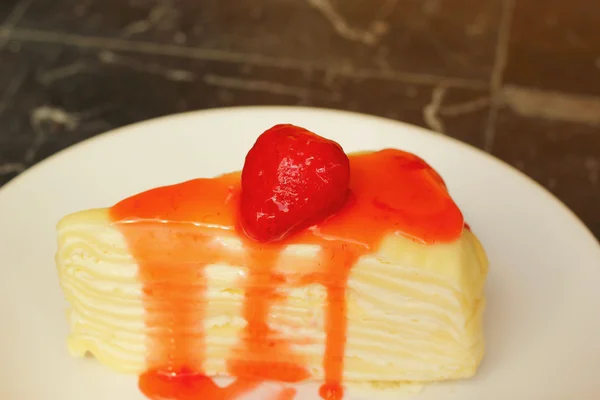 Bolo de morango coberto com bagas — Fotografia de Stock