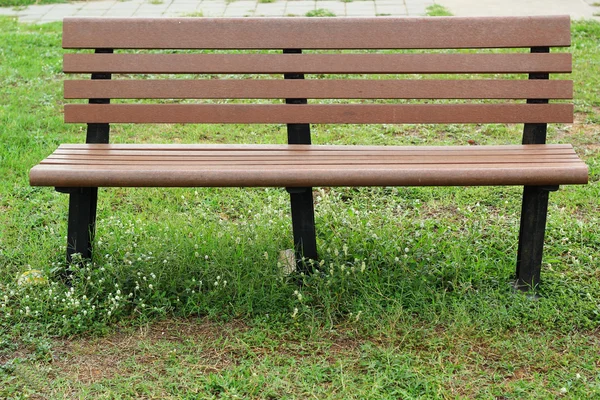 Cadeira longa no parque . — Fotografia de Stock