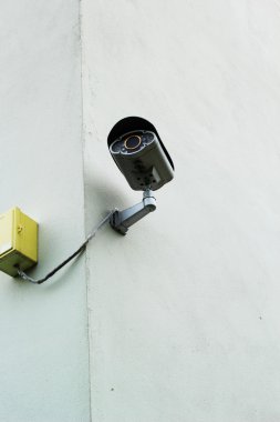 CCTV duvarına bitişik.