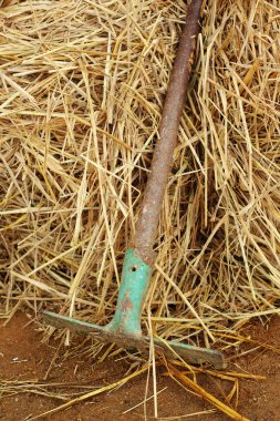 saman yığını içinde komisyon.