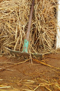 saman yığını içinde komisyon.