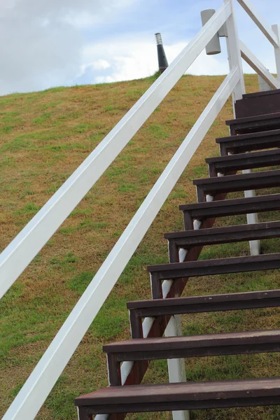 Escalera blanca contra el cielo . — Foto de Stock