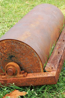 Çelik silindir parçaları araba - çim üzerinde koymak.