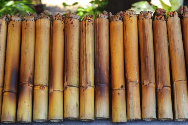 Bambu eklemlerinde kızartılmış glutinous pilavı.. — Stok fotoğraf