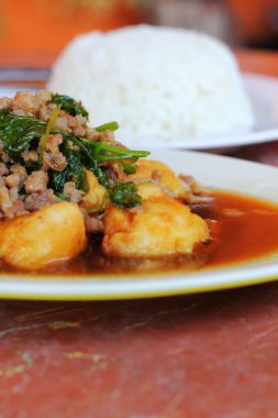 Kızarmış tofu soya peyniri, haşlanmış pirinç-.