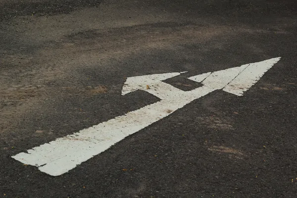 Simboliza las flechas en la calle . — Foto de Stock