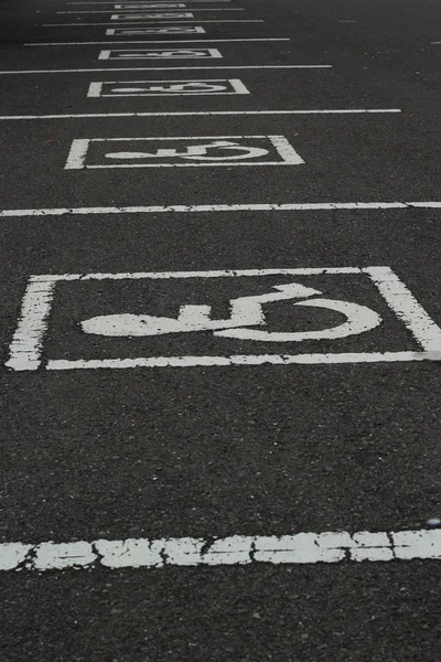 상징 하는 거리에 장애인된 주차. — 스톡 사진