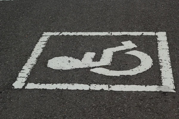 Symbolizują parking dla niepełnosprawnych na ulicy. — Zdjęcie stockowe