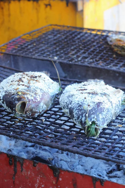 Grillad fisk med salt. — Stockfoto