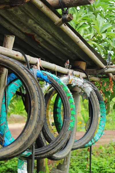 Neumáticos viejos colgando . — Foto de Stock