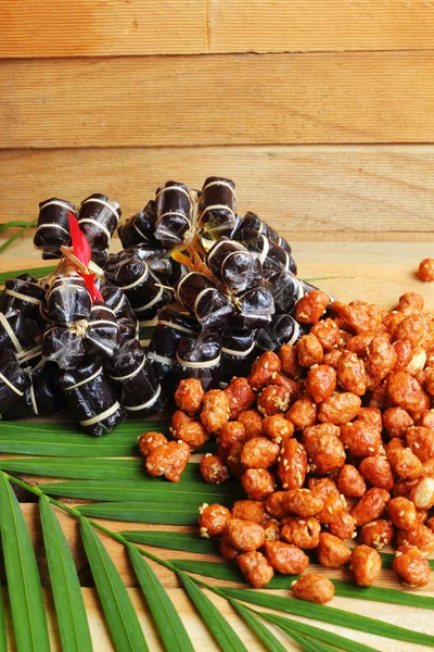 Dessert thailandesi - noci - arachidi, shock ricoperti di cioccolato — Foto Stock