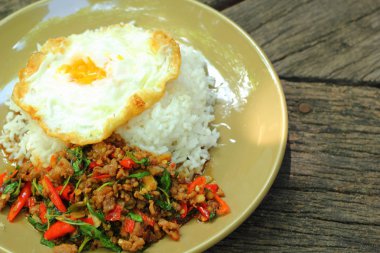 fesleğen kızarmış pilav ile kıyılmış et - kızarmış yumurta.