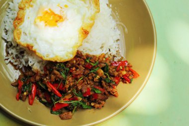 fesleğen kızarmış pilav ile kıyılmış et - kızarmış yumurta.