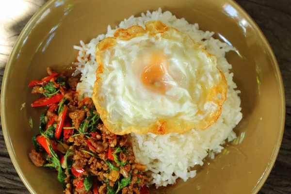 Basil Nasi goreng dengan daging cincang - telur goreng . — Stok Foto