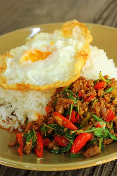 Basil Nasi goreng dengan daging cincang - telur goreng . — Stok Foto
