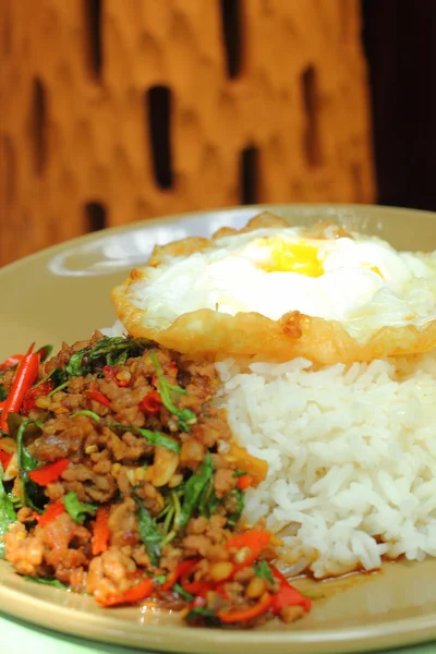 Bazalka smažená rýže s mletým masem - smažená vejce. — Stock fotografie