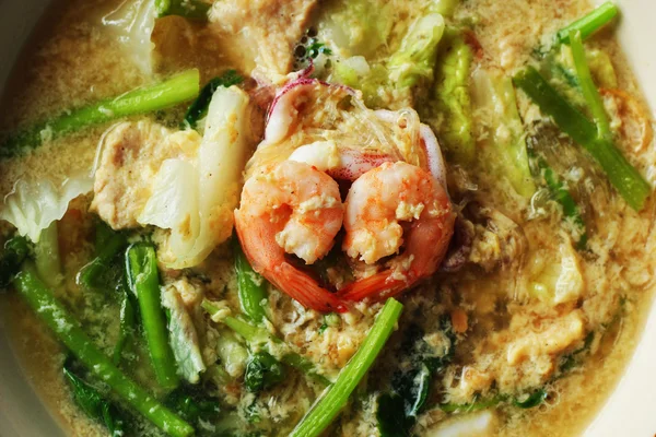 Deniz ürünleri erişte çorbası - Sukiyaki — Stok fotoğraf