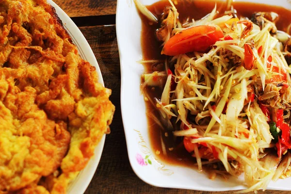 Papaya salad and Omelette — Stock Photo, Image