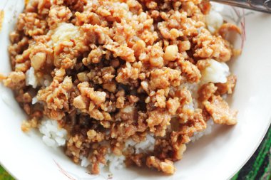 sarımsak domuz eti pilav ile.