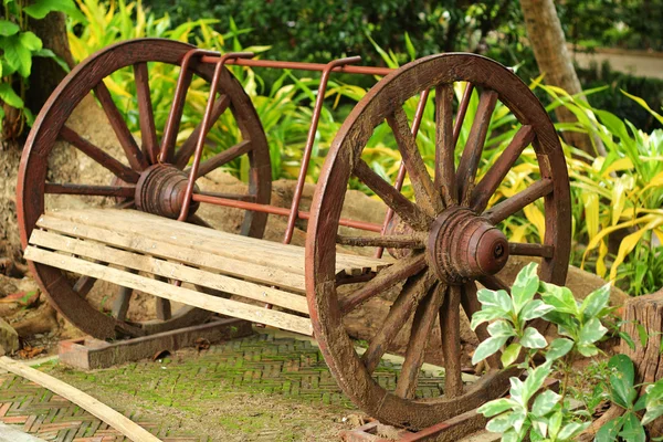 Banc dans le parc — Photo