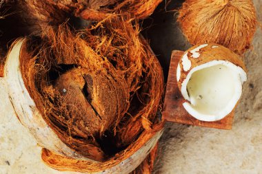 Beyaz Hindistan cevizi ve kahverengi Yen.