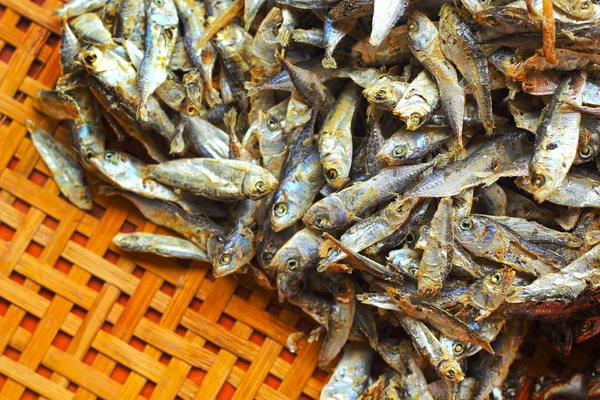 Torr fisk på marknaden — Stockfoto