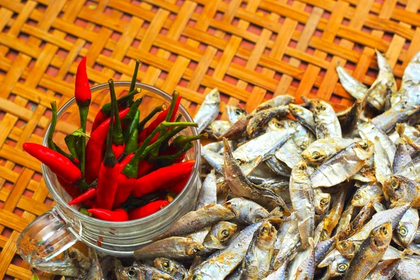 Pescado seco en el mercado y rojo chile . — Foto de Stock