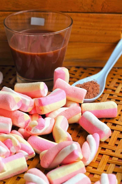 Sıcak çikolata ve pembe şekerleme — Stok fotoğraf