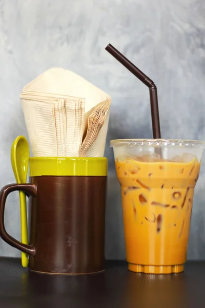 Iced koffie en papieren zakdoekje servetten. in glas. — Stockfoto