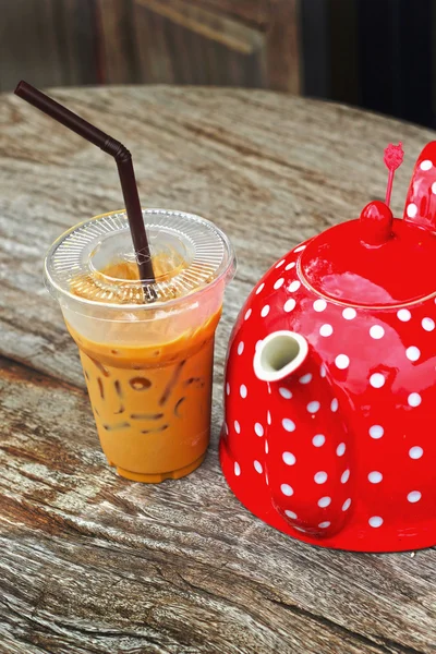 Iced coffee and red pot — Stock Photo, Image