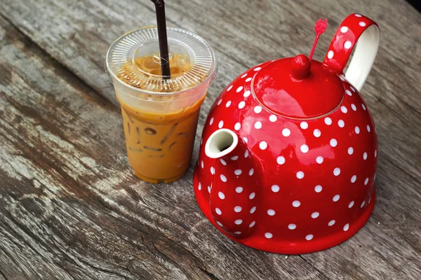 Iced coffee and red pot — Stock Photo, Image