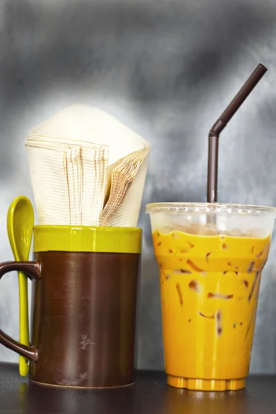 Eiskaffee und Seidenpapierservietten. im Glas. — Stockfoto