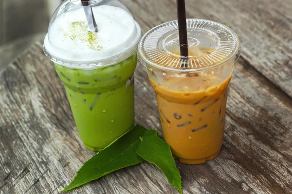 Teh hijau dingin dan kopi dingin. — Stok Foto