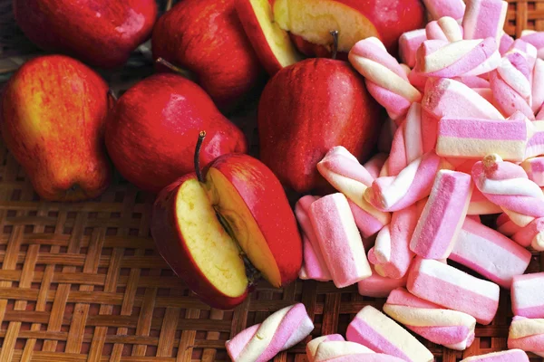 Fruit apple red with pink marshmellows. — Stock Photo, Image