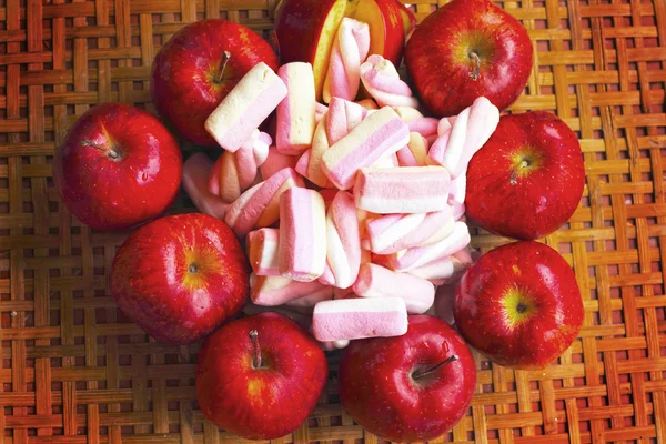 Fruit apple red with pink marshmellows. — Stock Photo, Image