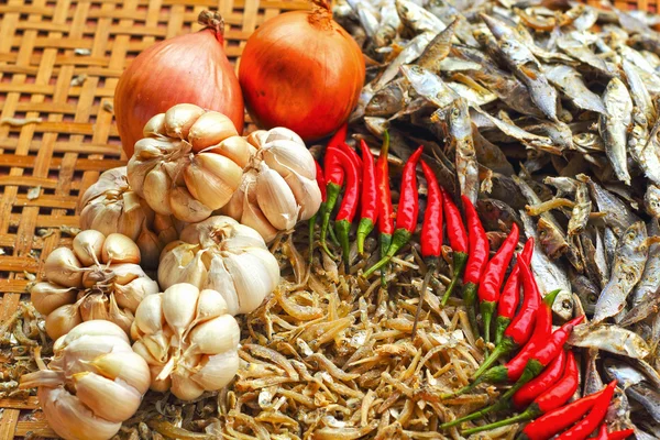 Vitlök och rödlök. och röd chili med torr fisk — Stockfoto