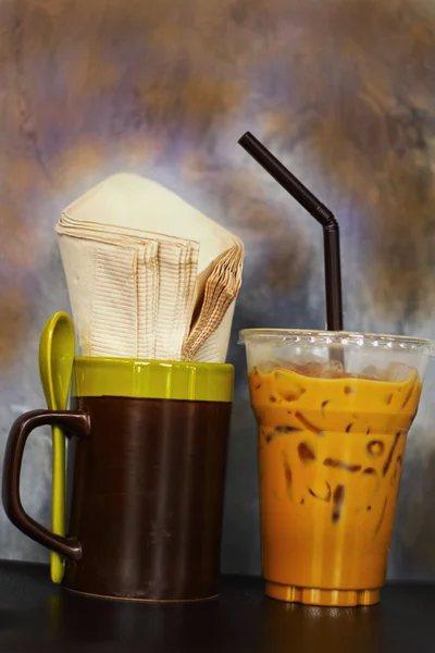 Café helado y servilletas de papel tisú. En vidrio . — Foto de Stock