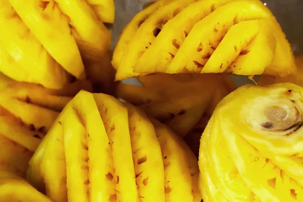 Peel ananas marknaden. — Stockfoto