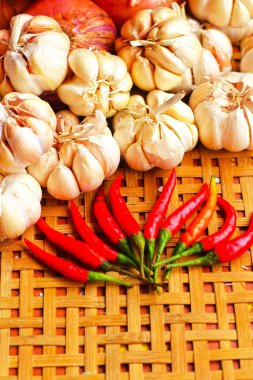 Kırmızı soğan ve sarımsak. ve kırmızı biber.