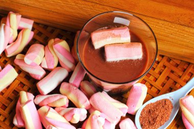 sıcak çikolata ve pembe şekerleme