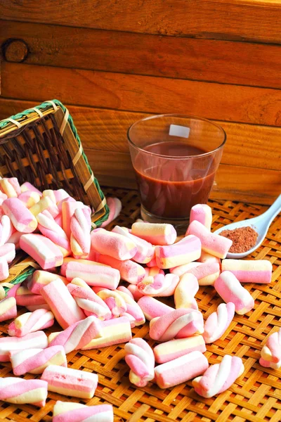 Horká čokoláda a růžové marshmallows — Stock fotografie