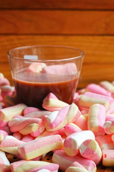 Hot chocolate and pink marshmallows — Stock Photo, Image
