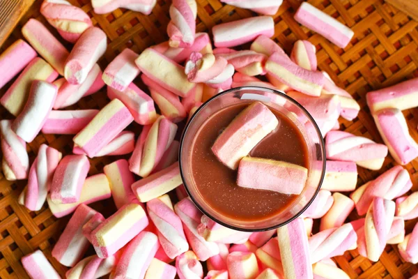 Horká čokoláda a růžové marshmallows — Stock fotografie