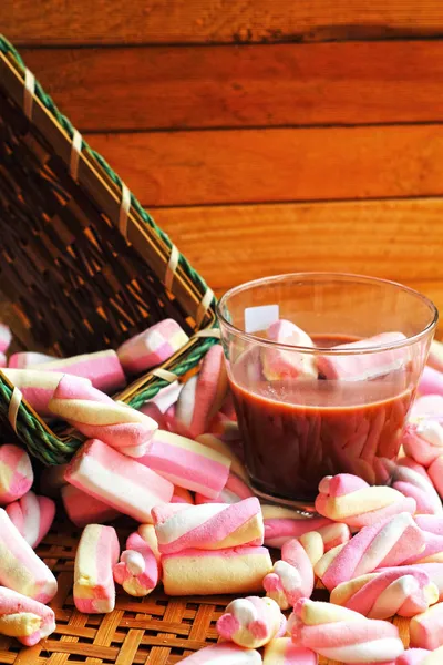 Horká čokoláda a růžové marshmallows — Stock fotografie